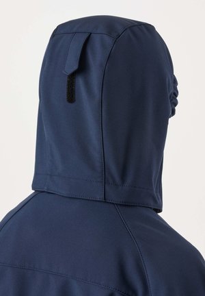 Tmavomodrá kapucňa bundy s nastaviteľnou páskou a elastickým zadným dielom, zobrazená zozadu na svetlom pozadí.