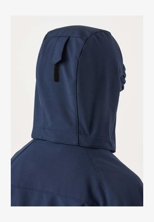 Kapuce tmavě modré bundy s nastavitelným páskem a elastickým zadním dílem, zobrazená zezadu na světlém pozadí.