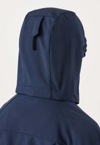 Capuche de veste bleu marine avec patte réglable et dos élastique, vue de dos sur un fond clair.