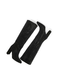 Czarne, do kolan sięgające botki wykonane z teksturowanego materiału. Posiadają zamek po boku oraz masywny obcas. Gładki kształt z wydłużonym noskiem.