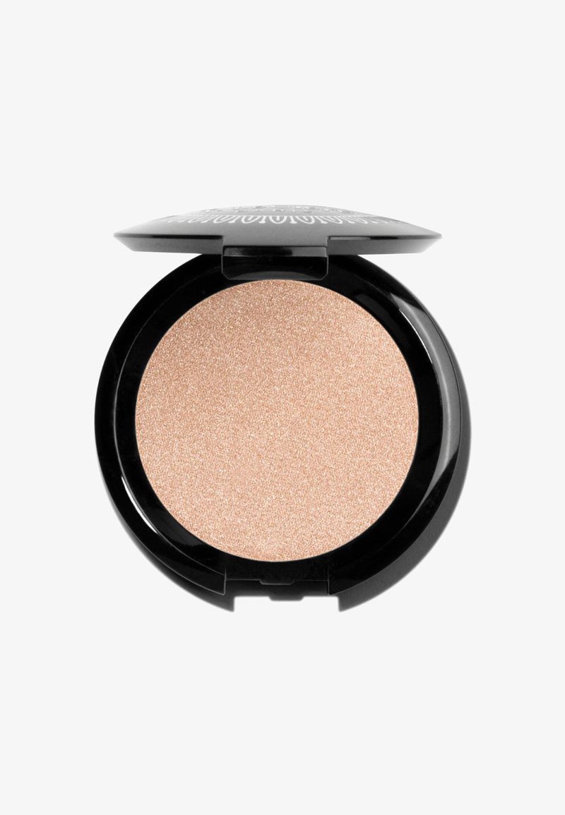 Illuminante in polvere compatta in una custodia nera rotonda, caratterizzato da una tonalità pesca chiaro brillante con una texture liscia e riflettente.