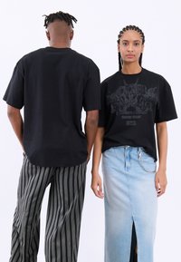 YOURTURN UNISEX - Print T-shirt - black