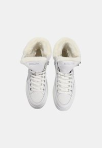 Sneakers bianchi con colletto foderato in pelliccia, design con lacci, parte superiore in pelle liscia e dettagli in metallo argentato. Marchio posizionato sul colletto.