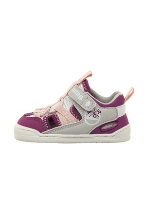 Zapatos infantiles en tonos púrpura y rosa, fabricados con malla y materiales sintéticos, con cinta de velcro, suela blanca y detalle del logo en el lateral.