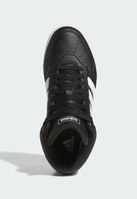 Czarne sneakersy z gładką skórzaną cholewą, białym wzorem trzech pasków, perforowanym przodem oraz teksturowaną gumową podeszwą. Czarne sznurówki i logo.
