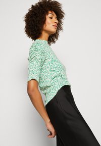 Lindex LORELAI - Μπλουζάκι με στάμπα - light beige