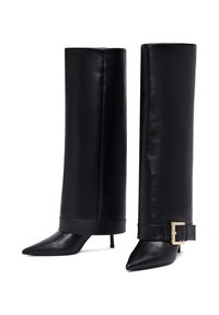 Zwarte leren kniehoge laarzen met een puntige neus, voorzien van een chunky riemaccent en een goudkleurige gesp bij de enkel. Glad textuur, strak ontwerp.