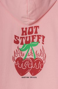Felpa rosa con grafica di ciliegie in fiamme e il testo "HOT STUFF!" in rosso bold. Include "KAOTIKO SOCIETY" nella parte inferiore.