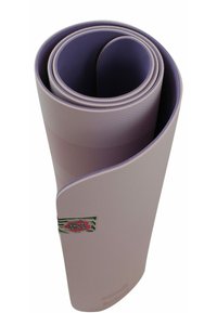 Yogamatte, gerollt, lila und hellrosa, strukturierte Oberfläche, mit einem gemusterten Etikett an der Seite. Glatte Kanten und dickes Design für Stabilität.