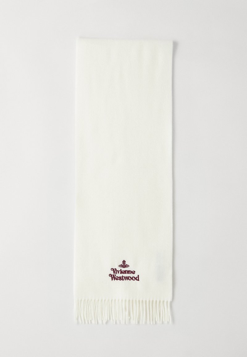 Biely šál s fringenými koncami s malým vyšívaným logom Vivienne Westwood blízko dolného okraja na jednoduchom pozadí.