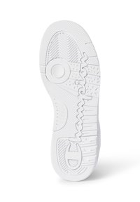 Witte rubberen sneakerzool met gestructureerde grippatronen en een cirkelvormige accent. Bevat het "Champion" logo prominent in het midden gedrukt.