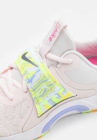 Nike Performance RENEW IN SEASON TR 12 - Sapatilha de treino - football grey/ghost green/light thistle/pinksicle