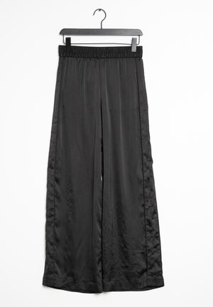 Svarta satinbredbyxor med elastisk midja, slät yta och ett flödande design. Hänger från en enkel svart galge.
