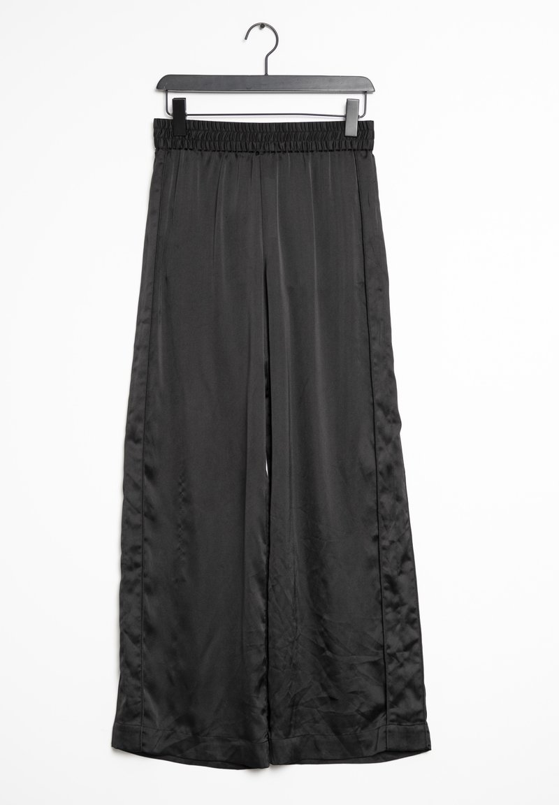 Pantalons larges en satin noir avec une taille élastique, texture lisse et design fluide. Suspendus à un simple cintre noir.