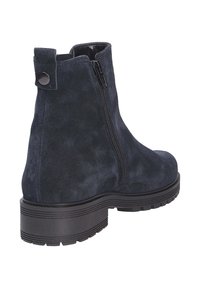 Stivali alla caviglia in suede di un blu navy scuro con zip laterale, una linguetta sul retro e una suola in gomma testurizzata per grip e stabilità.
