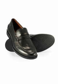 Czarne skórzane męskie lofy z projektem moc toe, styl slip-on oraz teksturowane gumowe podeszwy, zaprezentowane na białym tle.