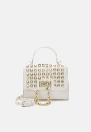 Bolso blanco con tachuelas cuadradas doradas, asa superior, correa desmontable y detalle de cadena dorada en el cierre frontal.