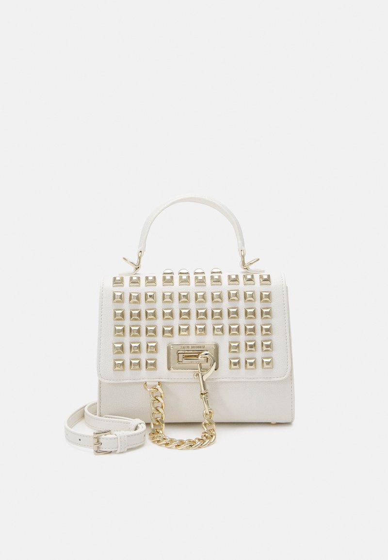 Sac à main blanc avec des clous carrés dorés, une poignée supérieure, une bandoulière amovible, et un détail de chaîne dorée sur le fermoir avant.