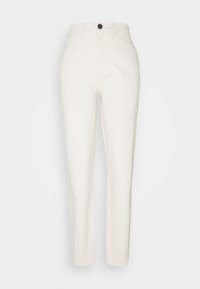 Pantalones de mezclilla blanca con corte recto, con cierre de botón y cinco bolsillos. La tela tiene una textura suave y detalles de costura mínimos.