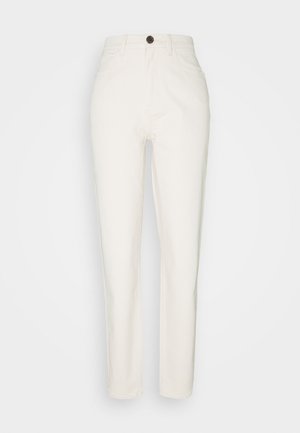 Bílé denimové kalhoty s rovnými nohavicemi, s knoflíkovým zapínáním a pěti kapsami. Materiál má hladkou texturu a minimální detaily šití.