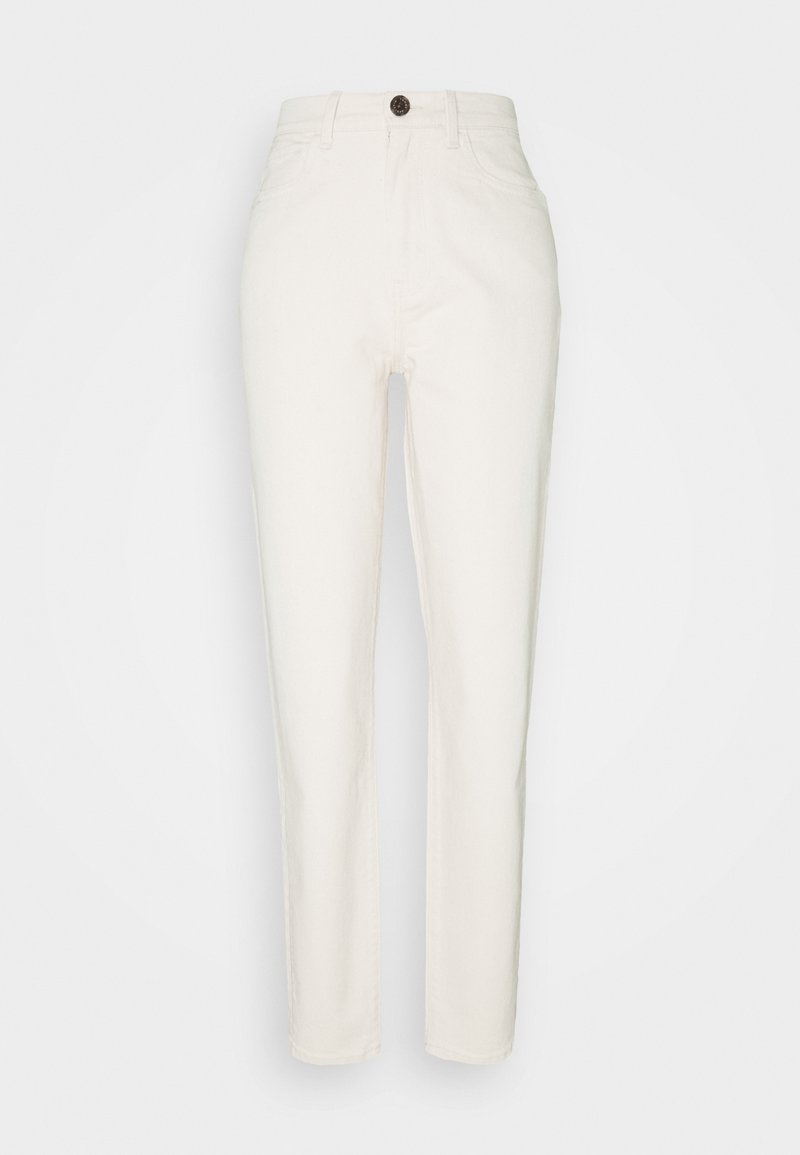 Pantalones de mezclilla blanca con corte recto, con cierre de botón y cinco bolsillos. La tela tiene una textura suave y detalles de costura mínimos.