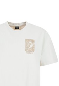 Witte katoenen t-shirt met een lichtbeige grafische print op de linkerkant van de borst, met abstracte vormen en de tekst "PROTEST."