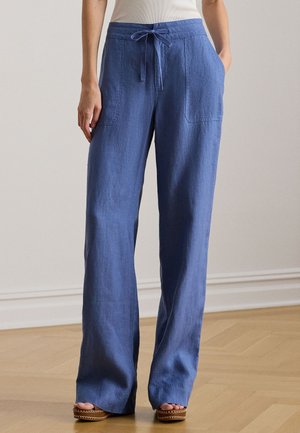 Hele sinised laia säärega lina püksid, millel on paelaga vöökoht ja esimesed taskud, iseloomustavad pehme tekstuuri ja avara lõikega disaini.