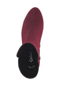 Burgunderfarbener Stiefeletten aus Wildleder, mit abgerundeter Zehenpartie, einem Schaft in mittlerer Höhe und einem seitlichen Reißverschluss zum Schließen. Glattes Innenfutter.