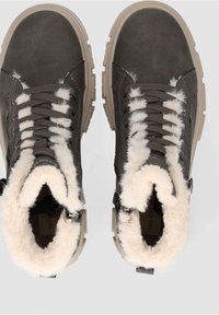 Grå læder ankelstøvler med hvid kunstpelskant, teksturerede snørebånd og en kraftig beige gummisål. Designet til varme og komfort.