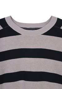 Maglione a righe caratterizzato da ampie righe orizzontali nere e grigie chiare. Tessuto a maglia morbido con scollatura a girocollo a costine.