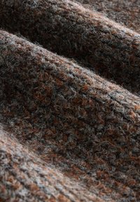 Gebreide stof in donkerbruine en grijstinten, met een textuuropervlakte die een mix van fijne en grove vezels vertoont, met een zachte, pluizige uitstraling.