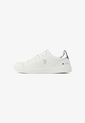 Witte lage sneaker met zes veterogen, zilveren logo aan de zijkant en metalen zilveren hielstuk, getoond in zijaanzicht op een witte achtergrond.