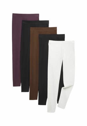 Cinque paia di leggings piegati nei colori bianco, nero, marrone, nero e viola scuro disposti sovrapposti su uno sfondo bianco.