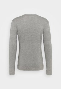 Šedý pletený svetr s texturovaným vzorem na horní části, dlouhými rukávy a žebrovanými manžetami a lemem. Celkově hladký povrch.