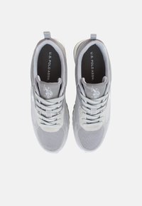 Scarpe sportive grigie con sovrapposizioni in rete e sintetiche, punta arrotondata, lacci a contrasto, logo ricamato e colletti imbottiti.