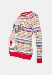 Pull rayé rouge avec un motif de renne. Caractéristiques : lignes horizontales colorées, texture douce, encolure ronde et poignets côtelés.