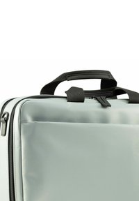 Bolsa para portátil sintética de color gris con un acabado texturizado, asas dobles en negro y un bolsillo frontal con cremallera. Presenta cremalleras duraderas y líneas limpias.