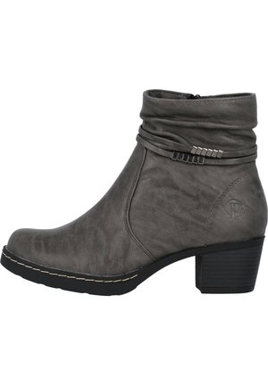 Bottines grises en cuir synthétique texturé avec une tige fléchie, un talon bloc, une sangle décorative et des détails de couture subtils.