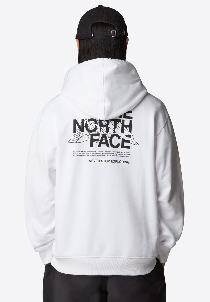 Sudadera blanca con capucha que presenta un estampado gráfico negro en la parte posterior con texto y un motivo de montaña. Puños y dobladillo de canalé. Tejido de mezcla de algodón.