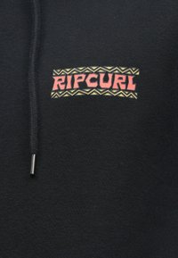 Zwarte hoodie met een 'RIPCURL' logo in roze en geel, voorzien van geometrische accenten, gemaakt van zacht materiaal en met opvallende trekkoorddetails.