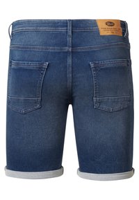 Dżinsowe szorty w ciemnoniebieskim kolorze, z złożonym dołem, dwoma tylnymi kieszeniami oraz skórzaną metką w pasie z tekstem markowym.