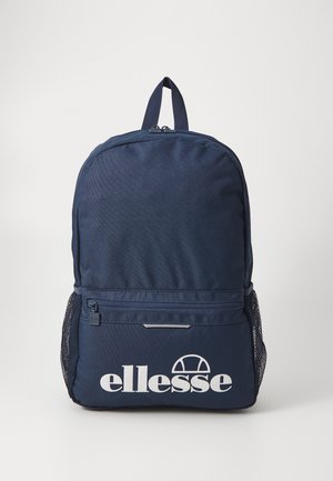 Navyblauer Rucksack mit einer vorderen Reißverschlusstasche, Netzseitentaschen, einem oberen Griff und weißem "ellesse"-Logo auf der Vordertasche.