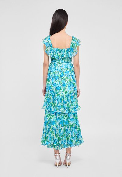 Robe maxi à imprimé floral bleu et vert, avec des manches ruffle, des volants superposés, une taille cintrée et un dos carré.