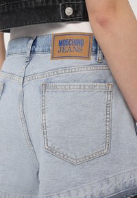 MOSCHINO JEANS Kratke hlače od trapera - multi light blue