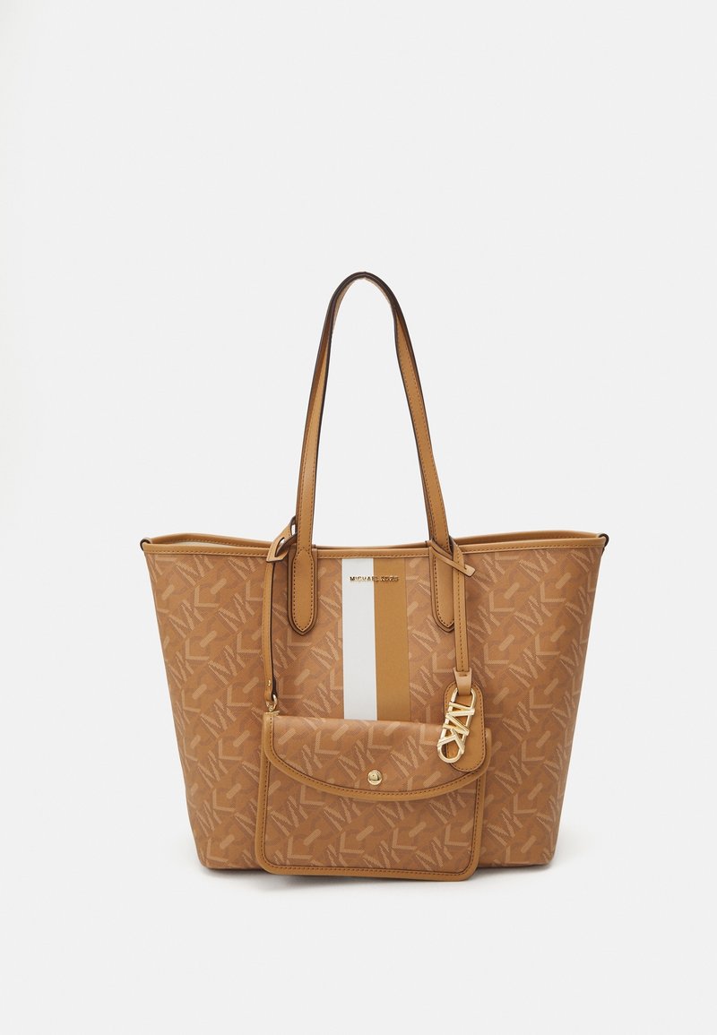 Sac fourre-tout marron avec des rayures blanches et beiges et un motif de logo en relief. Il dispose de deux poignées, d'une poche avant et d'accents en métal doré.