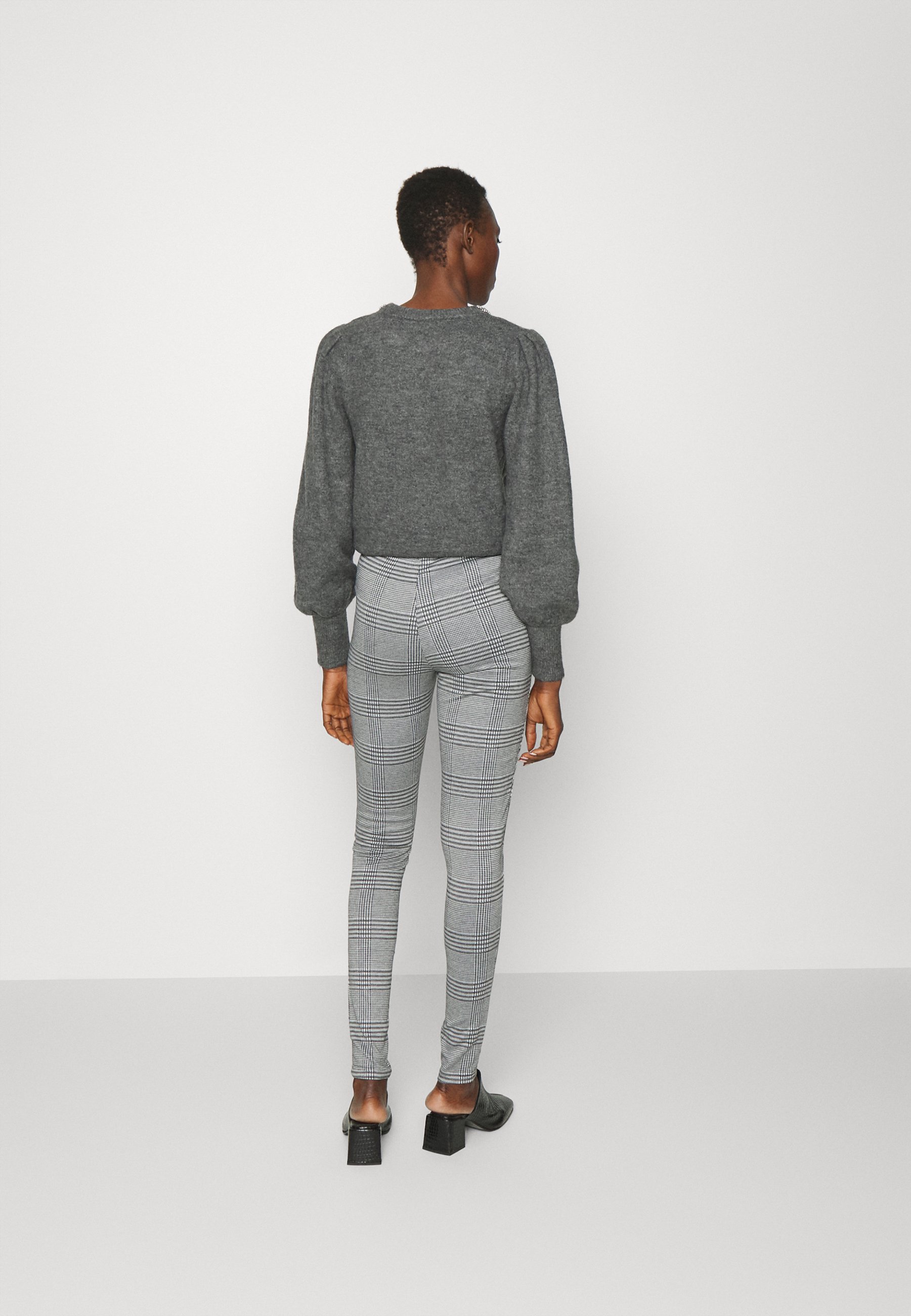 ONLY Tall ONLMICA CHECK - Legging - cloud dancer/black/white/zwart - Zalando .nl