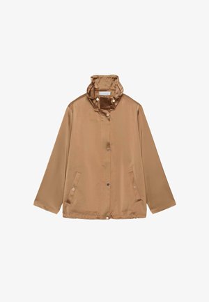 Chaqueta de satén color marrón claro con cuello alto, mangas largas, botones a presión en el frente y dos bolsillos laterales con solapas abotonadas.