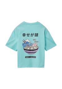 Lichtblauwe t-shirt met korte mouwen met een afbeelding van een ramenkom en tekst. Het ontwerp bevat eetstokjes, golven en een roze kom.