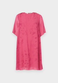 Ροζ φόρεμα με κοντό μανίκι, ελαφρύ ύφασμα, άνετη γραμμή, στρογγυλός λαιμός με λεπτομέρεια δέσιμο στο πίσω μέρος, με διακριτικό μοτίβο υφής υδατοχρώματος.