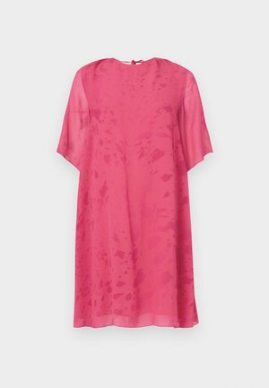 Rosa kortermet kjole, lett stoff, løs passform, rund hals med en detalj av knyting på ryggen, med et subtilt akvarellteksturmønster.